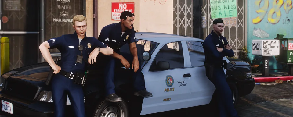 Devriye aracının yanında mola veren üç polis karakteri